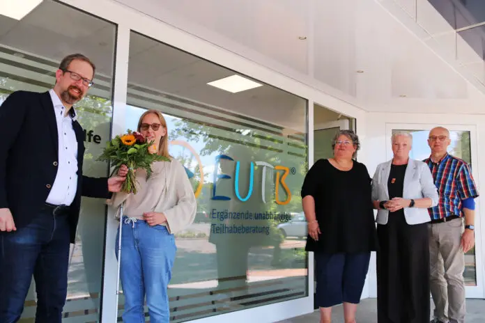 Der Erste Stadtrat der Stadt Georgsmarienhütte, Alexander Herzberg (l.) begrüßt das EUTB-Team der Lebenshilfe Osnabrück um (v.l.) Sophia Elbert und Susanne Kirschbaum im Beisein von Sieglinde Henke (Lebenshilfe-Geschäftsführerin) und Thomas Schmidt-Benkowitz (Lebenshilfe-Vorsitzender). / © Stadt Georgsmarienhütte (Niklas Otten)