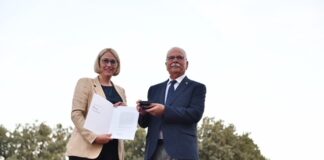 Katharina Pötter überreicht Ülgür Gökhan die Justus-Möser-Medaille. / Foto: Stadt Çanakkale, Burhan Mert Balcı