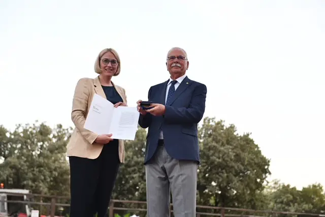 265614P Katharina Pötter überreicht Ülgür Gökhan die Justus-Möser-Medaille. / Foto: Stadt Çanakkale, Burhan Mert Balcı