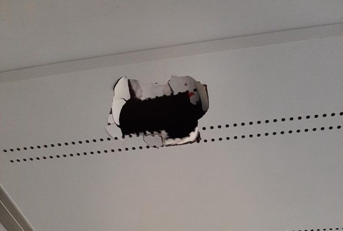 Loch in der Deckenverkleidung / Foto: Bundespolizei