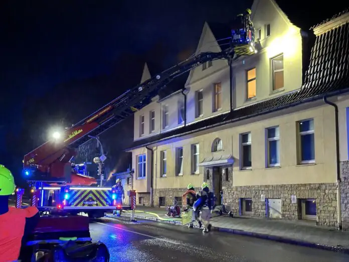 Die Berufsfeuerwehr im Einsatz mit der Drehleiter und über das Treppenhaus.