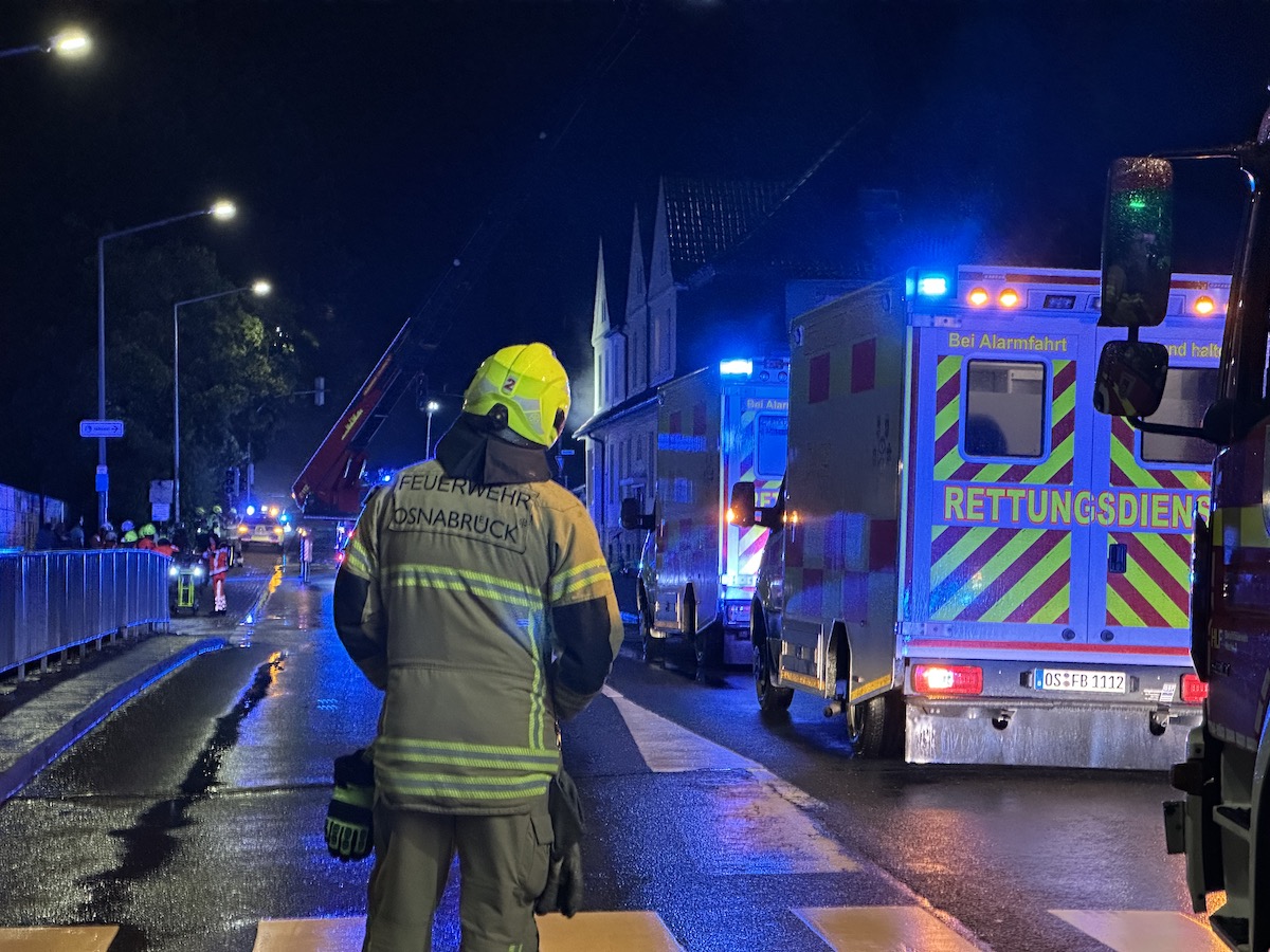 Zahlreiche Helfer der Feuerwehr Osnabrück und mit Rettungswagen im nächtlichen Einsatz