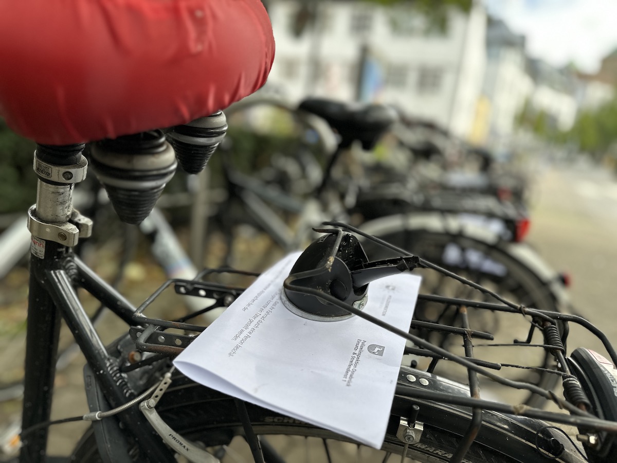 Fahrradlampe abgebrochen, Post von der Polizei auf dem Gepäckträger
