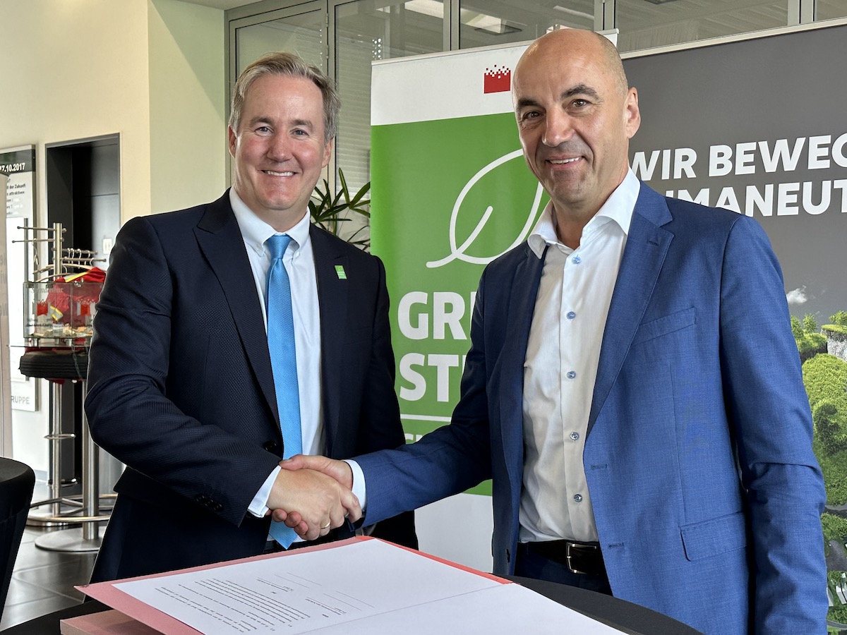 Dr. Alexander Becker, CEO der GMH Gruppe, und der EWE-Vorstandsvorsitzende Stefan Dohler unterzeichnen den Kooperationsvertrag