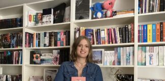Kara Atkin liest selbst viel und gerne - dementsprechend groß ist auch das Bücherregal in ihrer Stadtwohnung. / Foto: Schulte