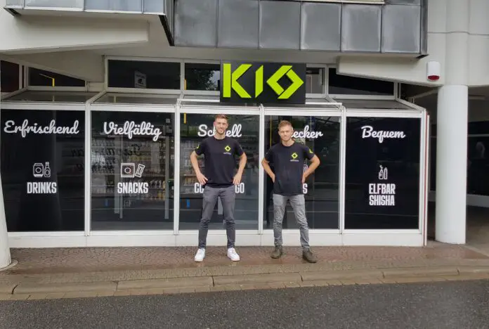 Erik Reich und Sebastian Beckmann eröffnen den zweiten Selbstbedieungskiosk in Osnabrück. / Foto: Rykov