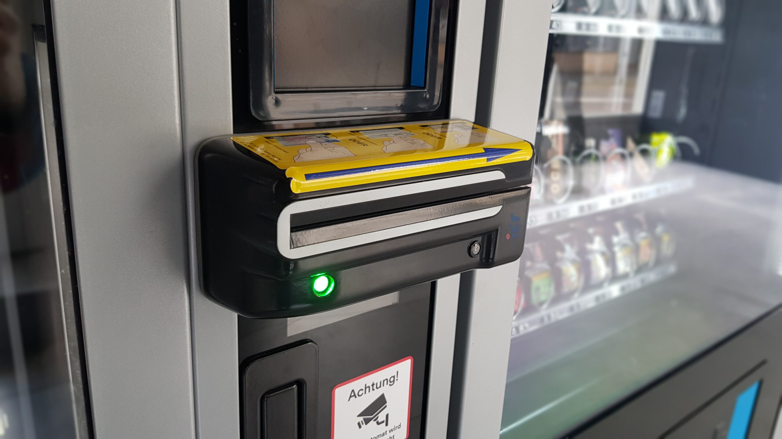 Die Personalausweiskontrolle erfolgt am Automaten. / Foto: Rykov
