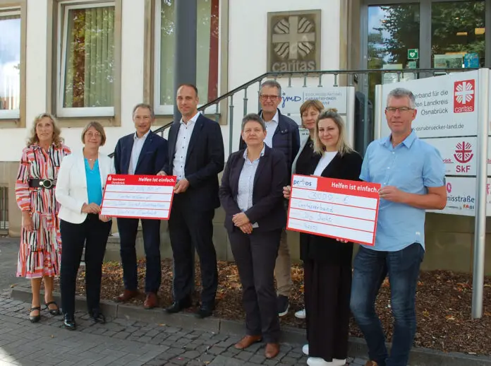 Die Förderer des Projekts DigiSucht informierten sich über den aktuellen Stand. v.l.: Sabina Ide (Botschafterin Caritas-Stiftungsfonds „Horizont“), Monika Schnellhammer (Caritasverband für die Stadt und den Landkreis Osnabrück), Werner Negwer (Botschafter Caritas-Stiftungsfonds „Horizont“), Fabian Winkler (Vorstandsmitglied der Sparkasse Osnabrück), Heike Pape (Verwaltungsvorstand der Stadt Osnabrück und Stadträtin für Soziales, Bürgerservice und Personal), Günter Sandfort (Geschäftsführung CRT Caritas-Reha und Teilhabe GmbH und Vorstand der Niedersächsischen Landesstelle für Suchtfragen), Melanie Stolze (Präventionsverein Osnabrück e.V.), Marina Wawilkin (Caritasverband für die Stadt und den Landkreis Osnabrück), Martin Schmitz (Präventionsverein Osnabrück e.V.). / Foto: Birte Hoppe