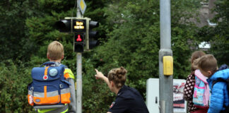 Nach der Einschulung am Samstag sind auch die Kleinsten unter den Schülerinnen und Schülern auf den Straßen unterwegs. Für die Verkehrsteilnehmenden heißt dies, aufmerksam und defensiv zu fahren - besonders an Schulen. / Foto: Polizei Osnabrück