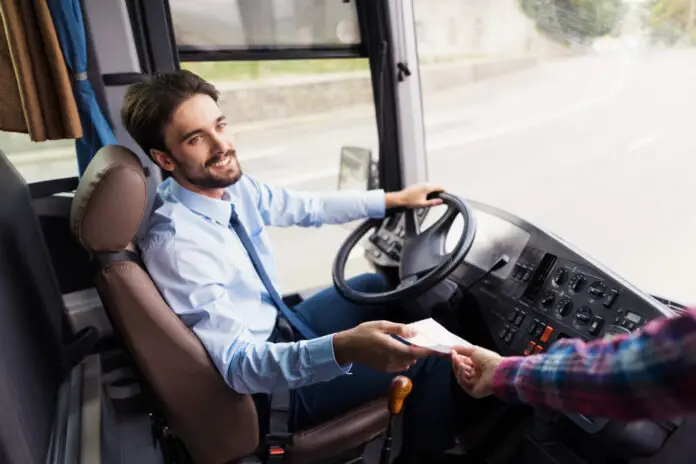 bus-driver-loves-job-worker-travel-service Busfahrer
