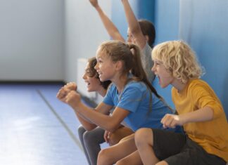 Kommentar: Die Abschaffung der Bundesjugendspiele – ein Sieg für die Kuschelpädagogik! Jubelnde Kinder (Symbolbild)