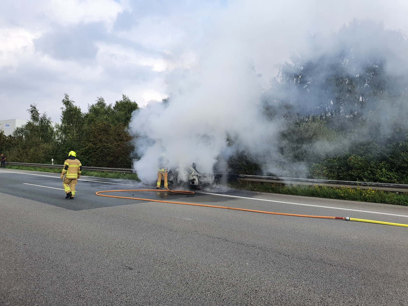 PKW brennt auf Autobahn A1 bei Osnabrück aus