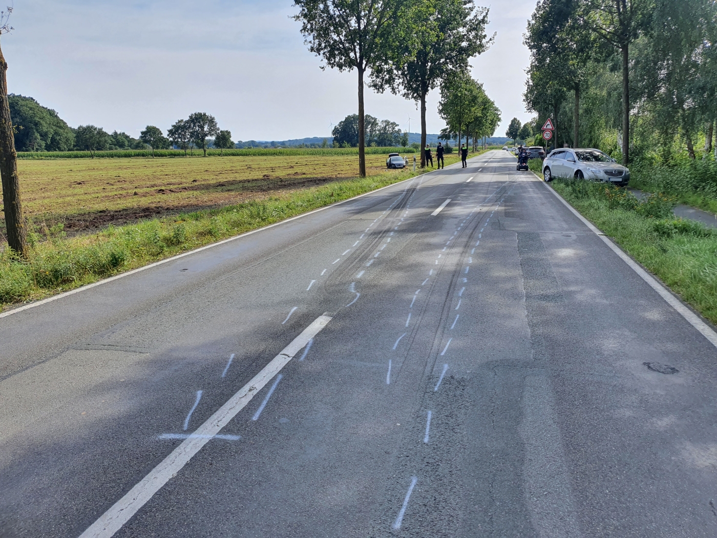 Drei Autos fahren auf einer Landstraße nebeneinander, Unfall in Wallenhorst