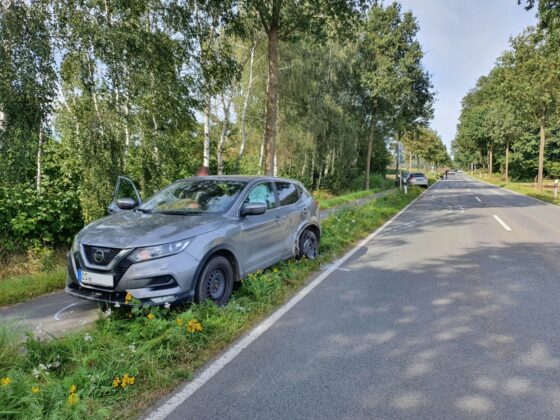 Drei Autos fahren auf einer Landstraße nebeneinander, Unfall in Wallenhorst