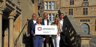 Perfekte Verbindung: Peter Schone (onnecto), Oberbürgermeisterin Katharina Pötter, SWO-Vorstandsvorsitzender Daniel Waschow, Landrätin Anna Kebschull und Ingo Lemme (onnecto) (v.l.n.r.) präsentieren das neue onnecto-Logo. / Foto: Simon Vonstein (Stadt Osnabrück)