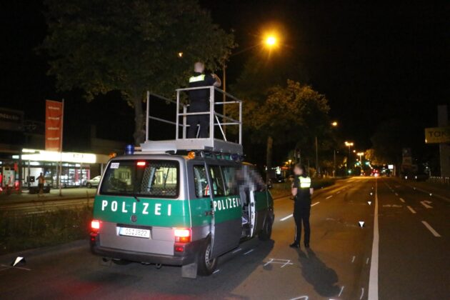 Streifenwagen der Polizei mit Plattform für Unfallfotos