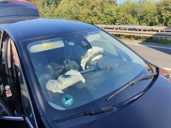 Gerissene Windschutzscheibe und ausgelöste Airbags des BMW