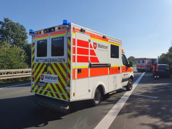 Rettungswagen an Unfallstelle auf der Autobahn