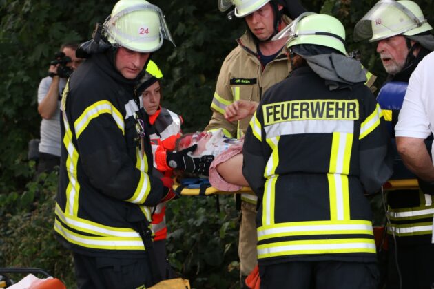 Unfallübung von Feuerwehr, Rettungsdienst und Polizei mit realistischer Darstellung in Wallenhorst-Rulle