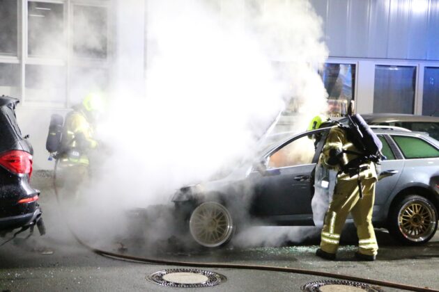 PKW brennt in Fledder, zweites Auto durch Hitze schwer beschädigt