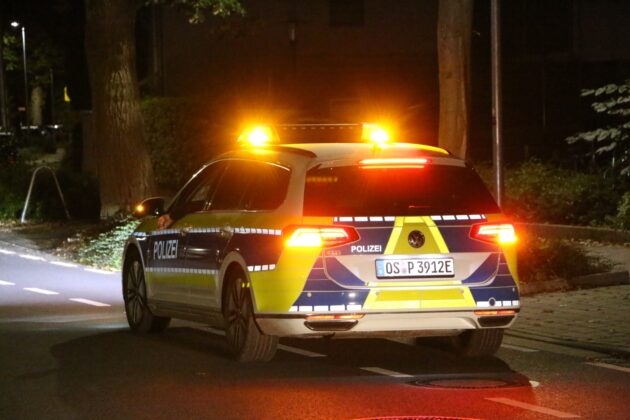 Streifenwagen der Polizei bei Vermisstensuche in der Stadt