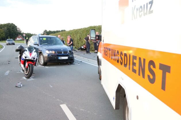 Rettungswagen vor BMW und Motorrädern