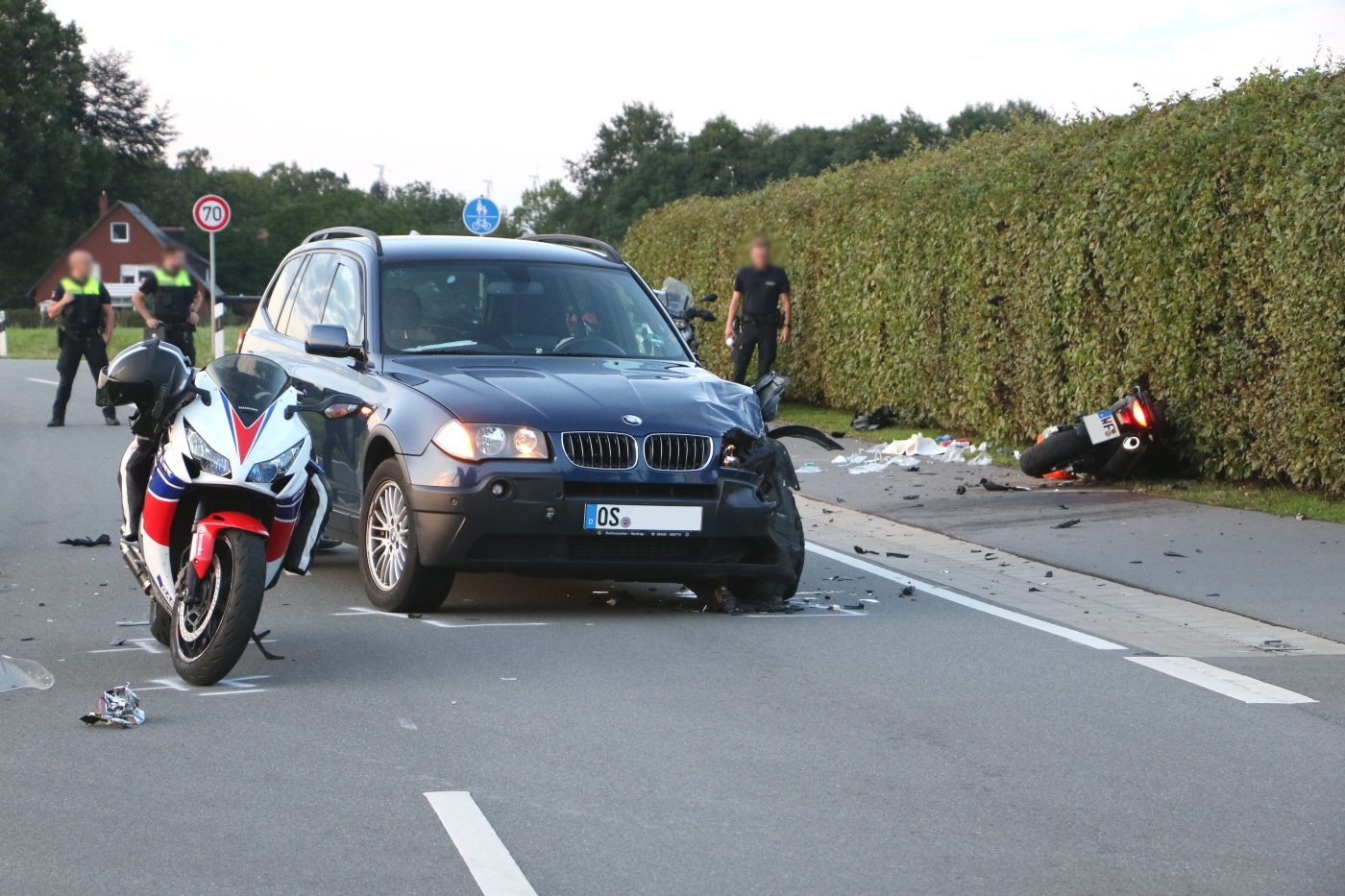 Position von BMW und Motorrädern nach Unfall