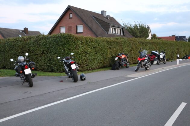 Mehrere Motorräder die als Gruppe unterwegs waren