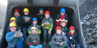 Kinder in der Schaufel im Piesberger Steinbruch. / Foto: MIK