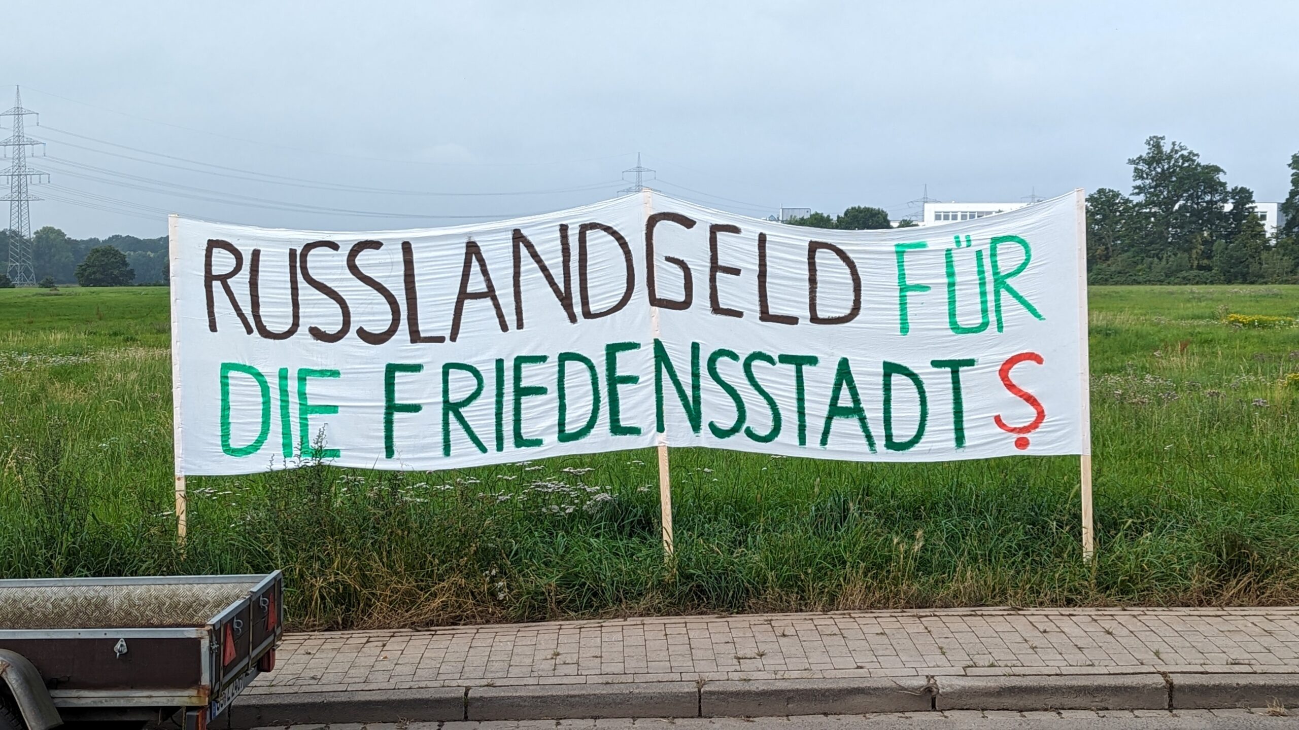 Ein Protestbanner der Initiative "Wir für Hellern" gegen den Bau des Globus-Baumarkts. / Foto: Initiative Wir für Hellern
