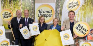 Freuen sich auf die diesjährige Heimat shoppen-Kampagne: IHK-Präsident Uwe Goebel, (2. v .l), Hauptgeschäftsführer Marco Graf (r.), und das Heimat shoppen-Team. / Foto: IHK