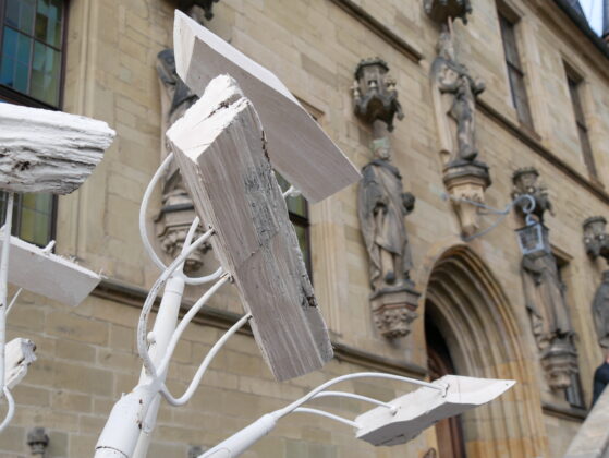 Aufbau der Kunstinstallation "forx" vor dem Osnabrücker Rathaus beginnt