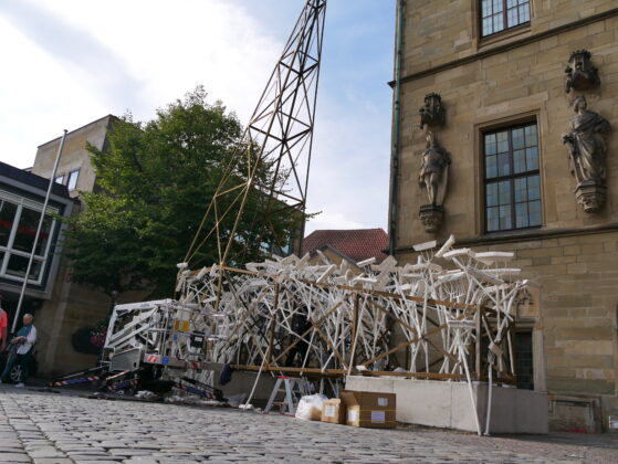 Aufbau der Kunstinstallation "forx" vor dem Osnabrücker Rathaus beginnt
