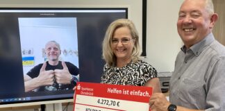 Vasyl Savak freut sich über die Spende, die von Marion Nagel und Dieter Bünker übergeben worden ist. / Foto: Kolpingwerk Diözesanverband Osnabrück.