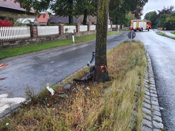 PKW fährt gegen Baum in Belm-Icker, Fahrerin schwer verletzt
