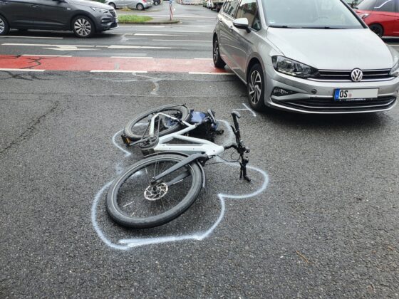 PKW und Fahrrad kollidieren an Pagenstecherstraße - Radfahrerin verletzt