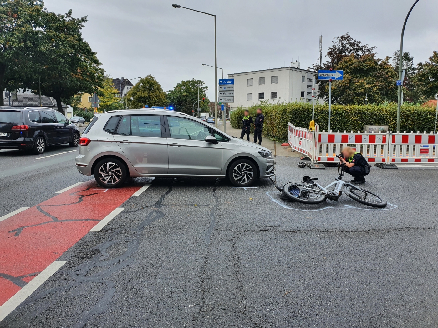 PKW und Fahrrad kollidieren an Pagenstecherstraße - Radfahrerin verletzt
