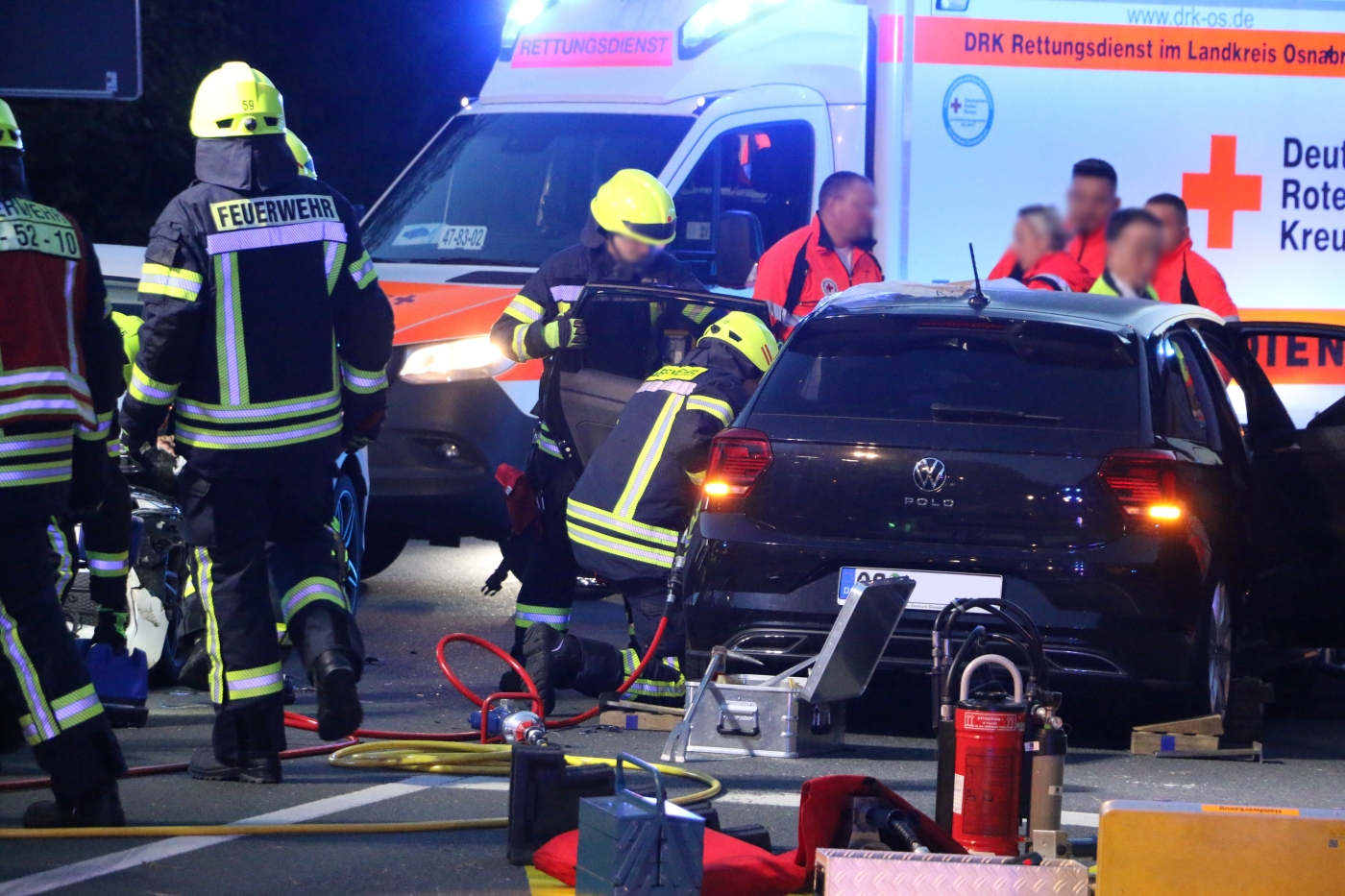 Feuerwehrleute arbeiten an PKW mit eingeklemmter Fahrerin