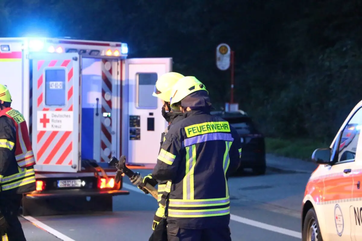 Feuerwehrleute mit Strahlrohr stellen Brandschutz sicher