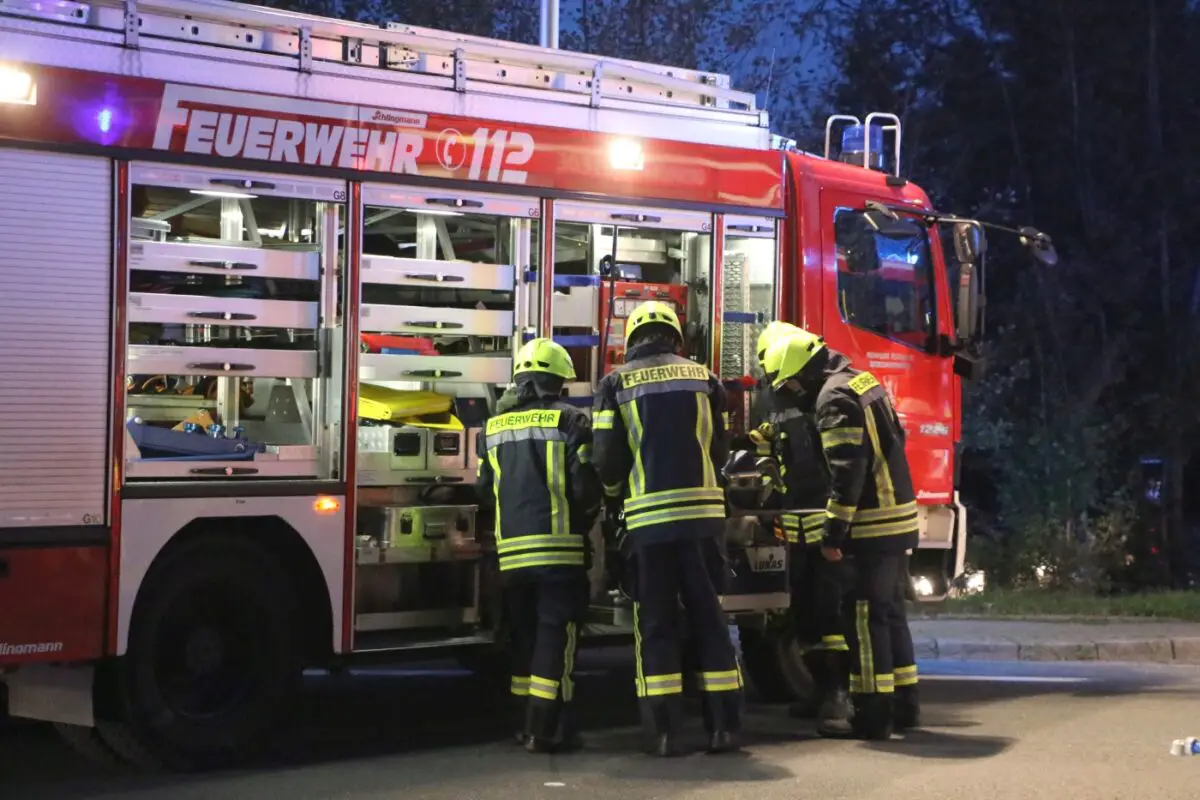 Feuerwehrleute verladen Geräte