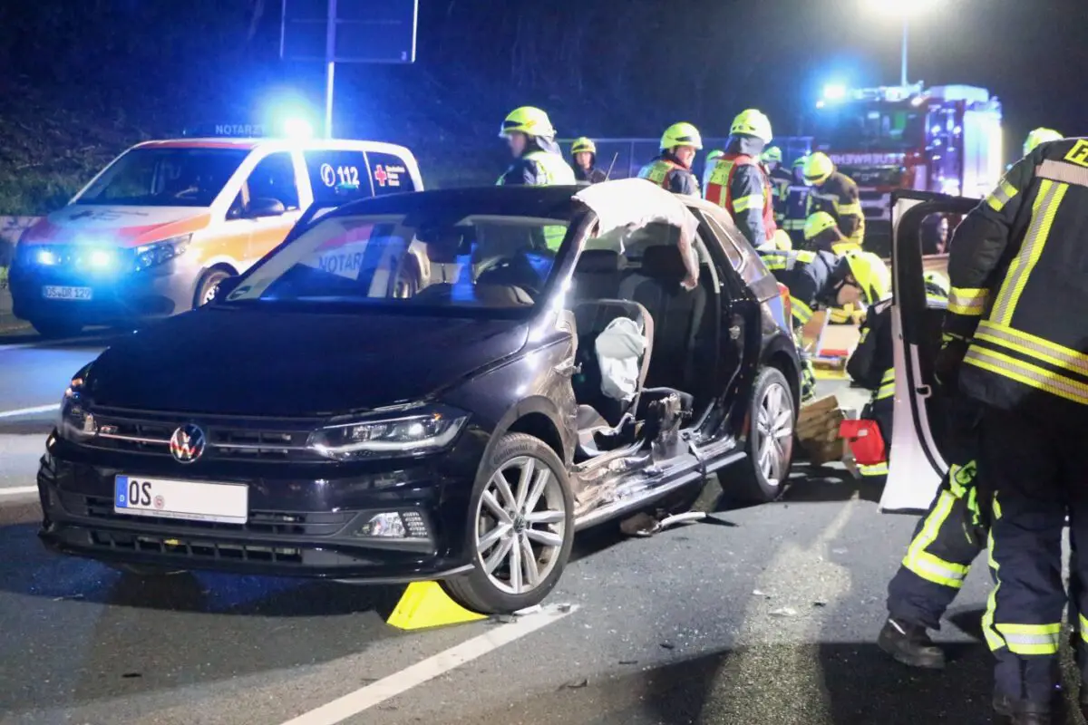 Verunfallter VW Polo mit durch Feuerwehr geöffneter Fahrerseite