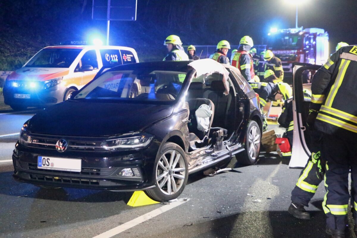 Verunfallter VW Polo mit durch Feuerwehr geöffneter Fahrerseite