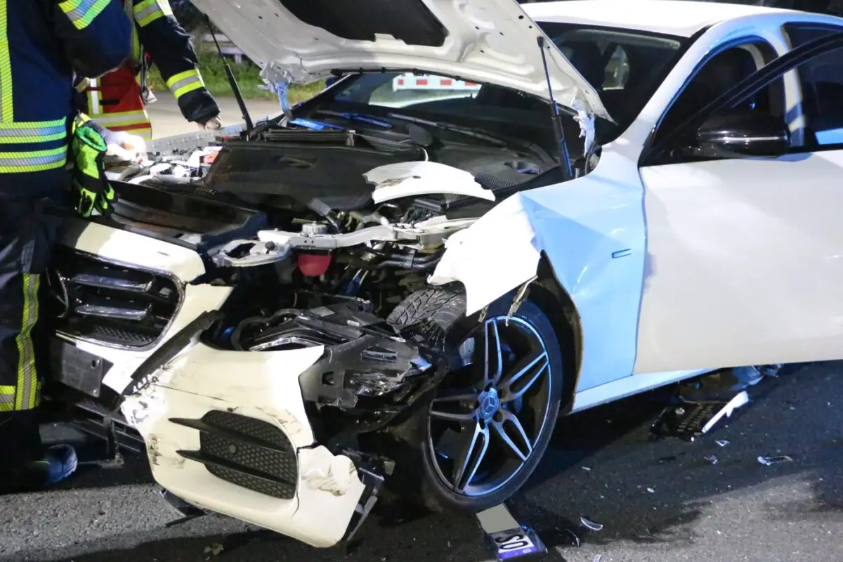 Beschädigter Frontbereich des Merceds