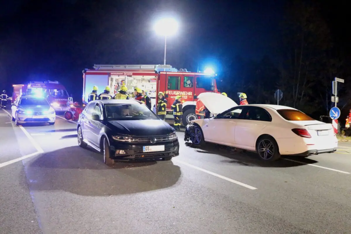 Verunfallte Fahrzeuge auf Kreuzung