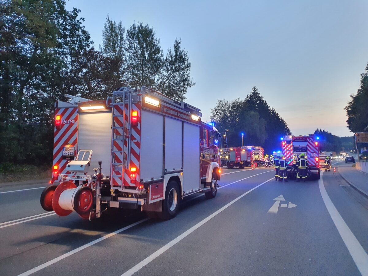 Einsatzfahrzeuge der Feuerwehr an Unfallstelle