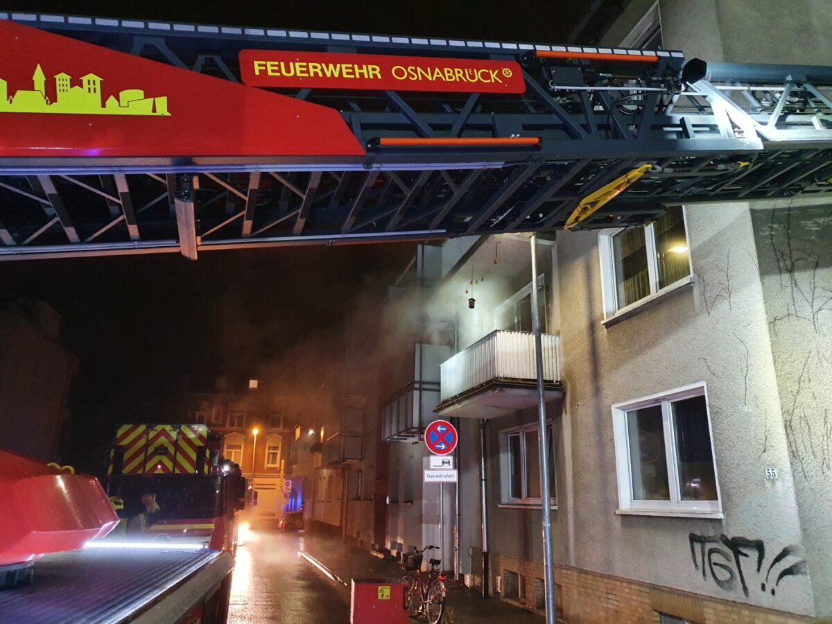 Zimmerbrand in der Innenstadt: Feuerwehr findet leblose Person