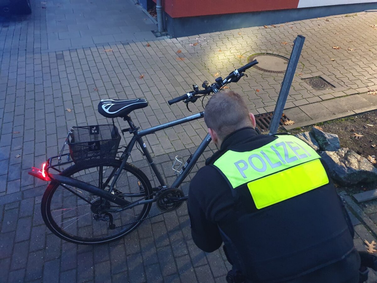 Polizist nimmt Schäden an Fahrrad auf