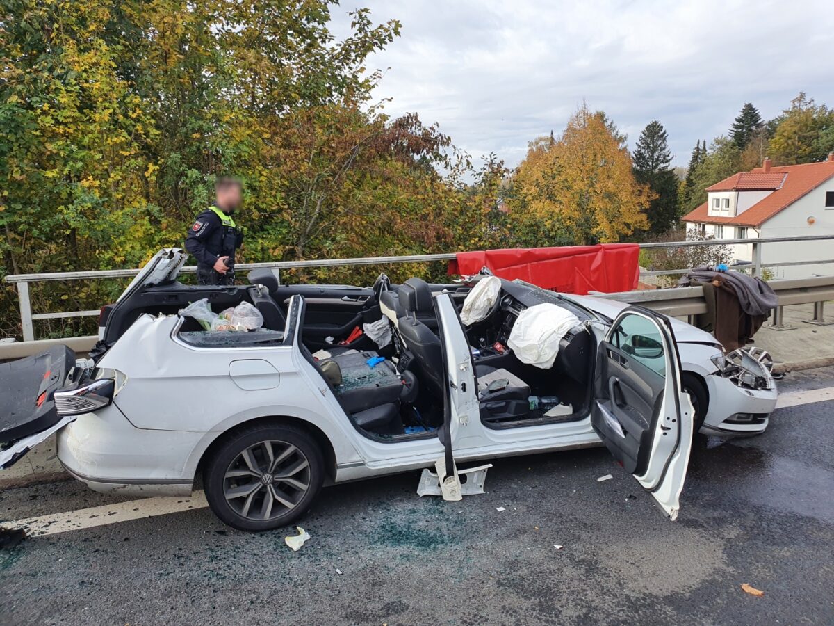 3 Schwerverletzte: PKW krachen auf B68 ineinander, ein Auto kippt aufs Dach
