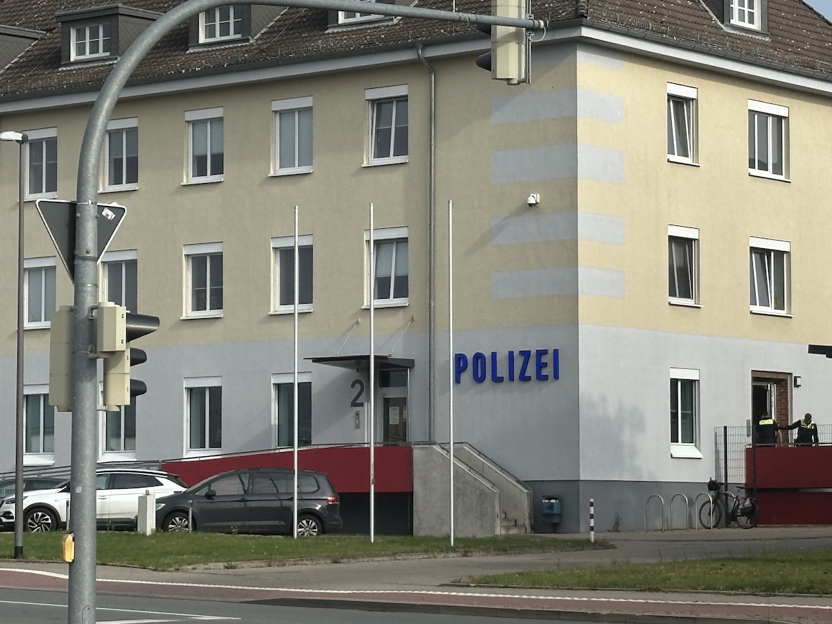 Auch an der Polizeiwache im Hafen keine Beflaggung Trotz Anordnung aus Hannover: Keine Beflaggung (10.10.2023) / Foto: Pohlmann
