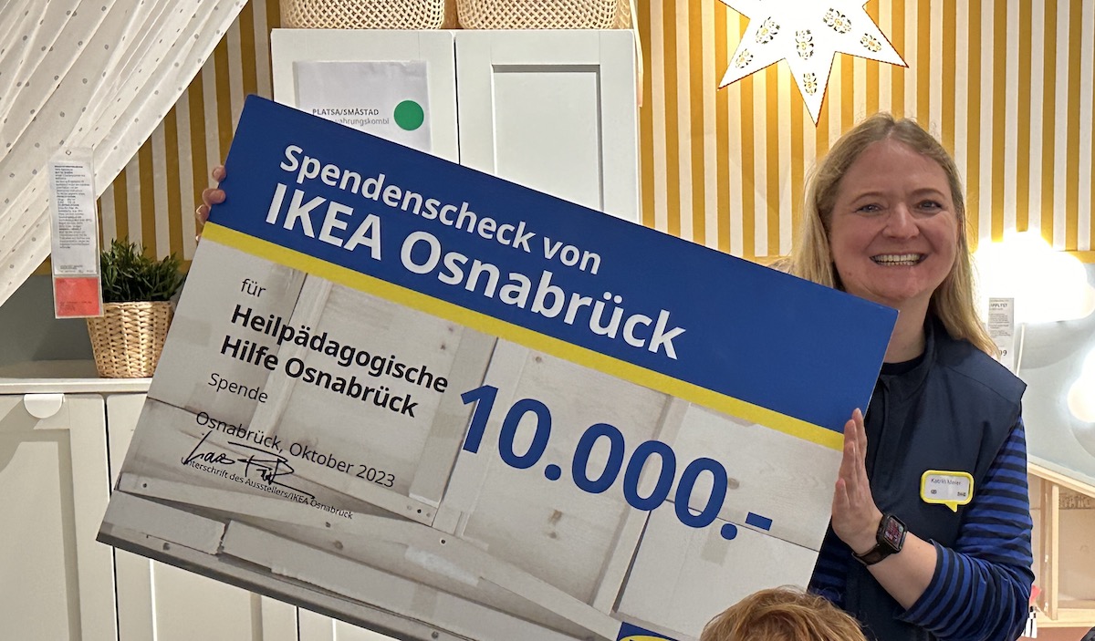 Katrin Meier von Ikea präsentiert den Spendenscheck an die HHO / Foto: Pohlmann